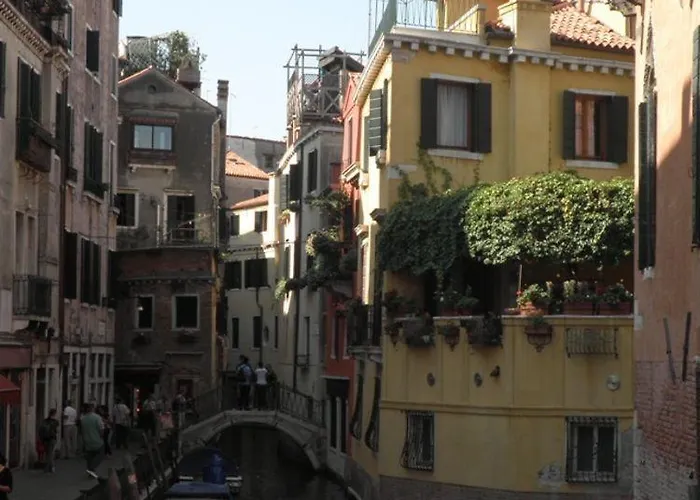 De L'osmarin Suites 3*