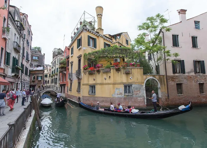 De L'osmarin Suites 게스트하우스