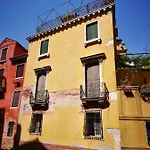 De L'osmarin Suites بيت ضيافة 3*