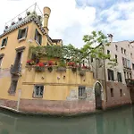 De L'osmarin Suites