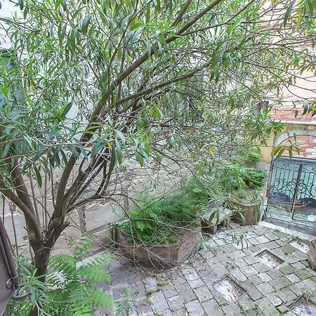 بيت ضيافة De L'osmarin Suites