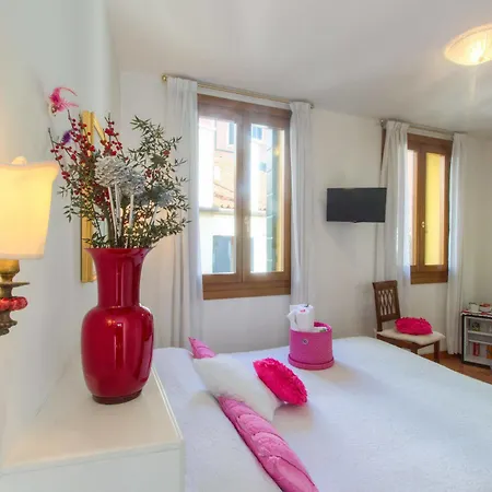 De L'osmarin Suites بيت ضيافة البندقية