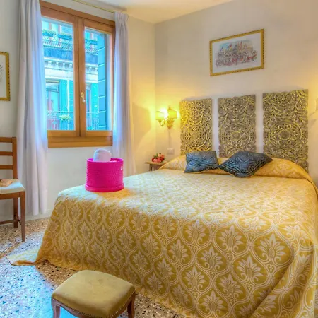 بيت ضيافة De L'osmarin Suites
